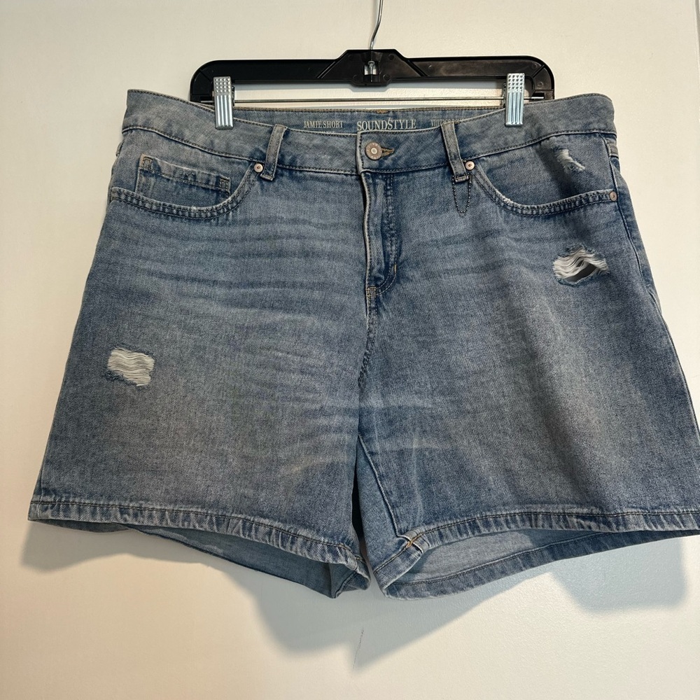 NWOT Women’s Sz: 16 Sound/ Style Easy Fit Tummy Control Distressed Jean Shorts.